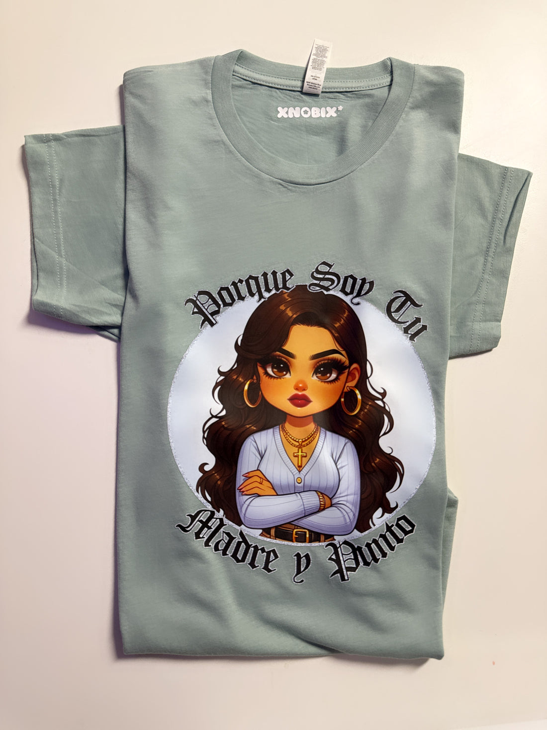 Celebra el vínculo inquebrantable entre madre e hijo/a con nuestra adorable camiseta! Con un diseño dulce y divertido que presenta un dibujo encantador y la frase 'Porque soy tu mamá y punto', esta camiseta es el regalo perfecto para cualquier ocasión. Hecha con materiales de alta calidad y disponible en una variedad de tallas, esta camiseta no solo es una declaración de amor, sino también una declaración de estilo. ¡Consigue la tuya hoy y muestra tu amor maternal con orgullo!